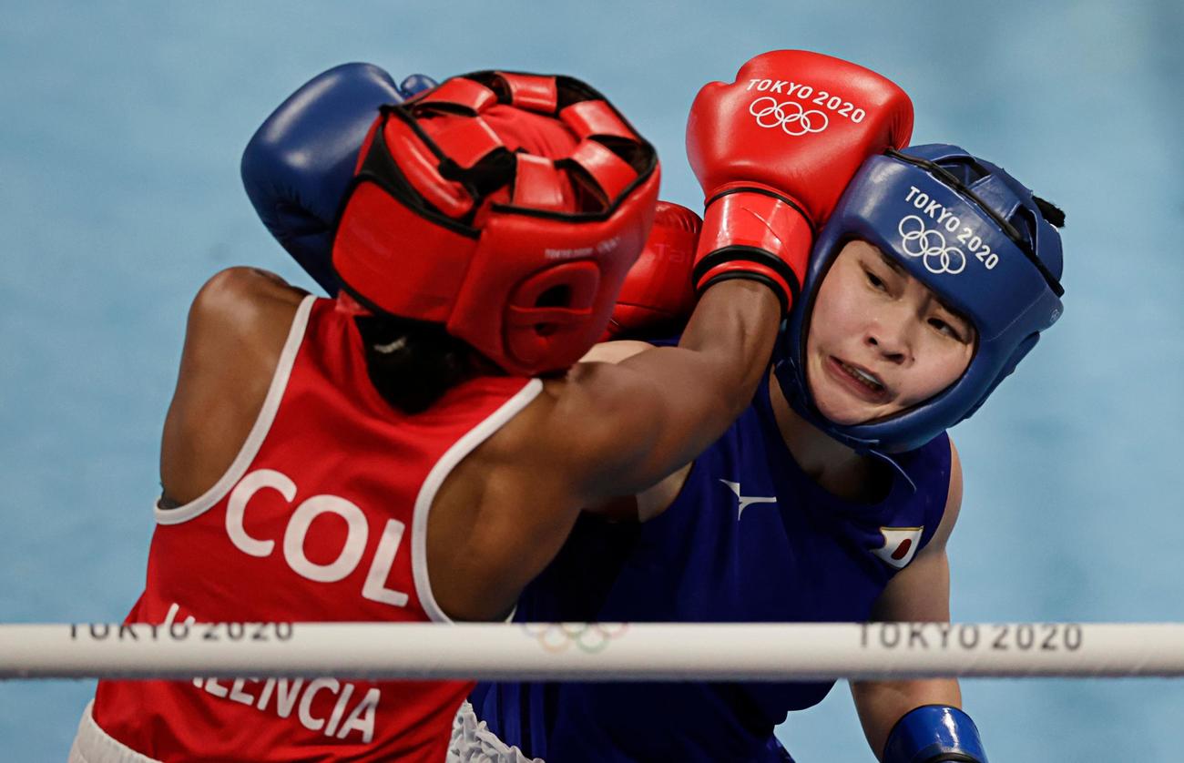 ボクシング女子フライ級準々決勝　並木月海はコロンビアのバレンシアと激しく打ち合う（ロイター）
