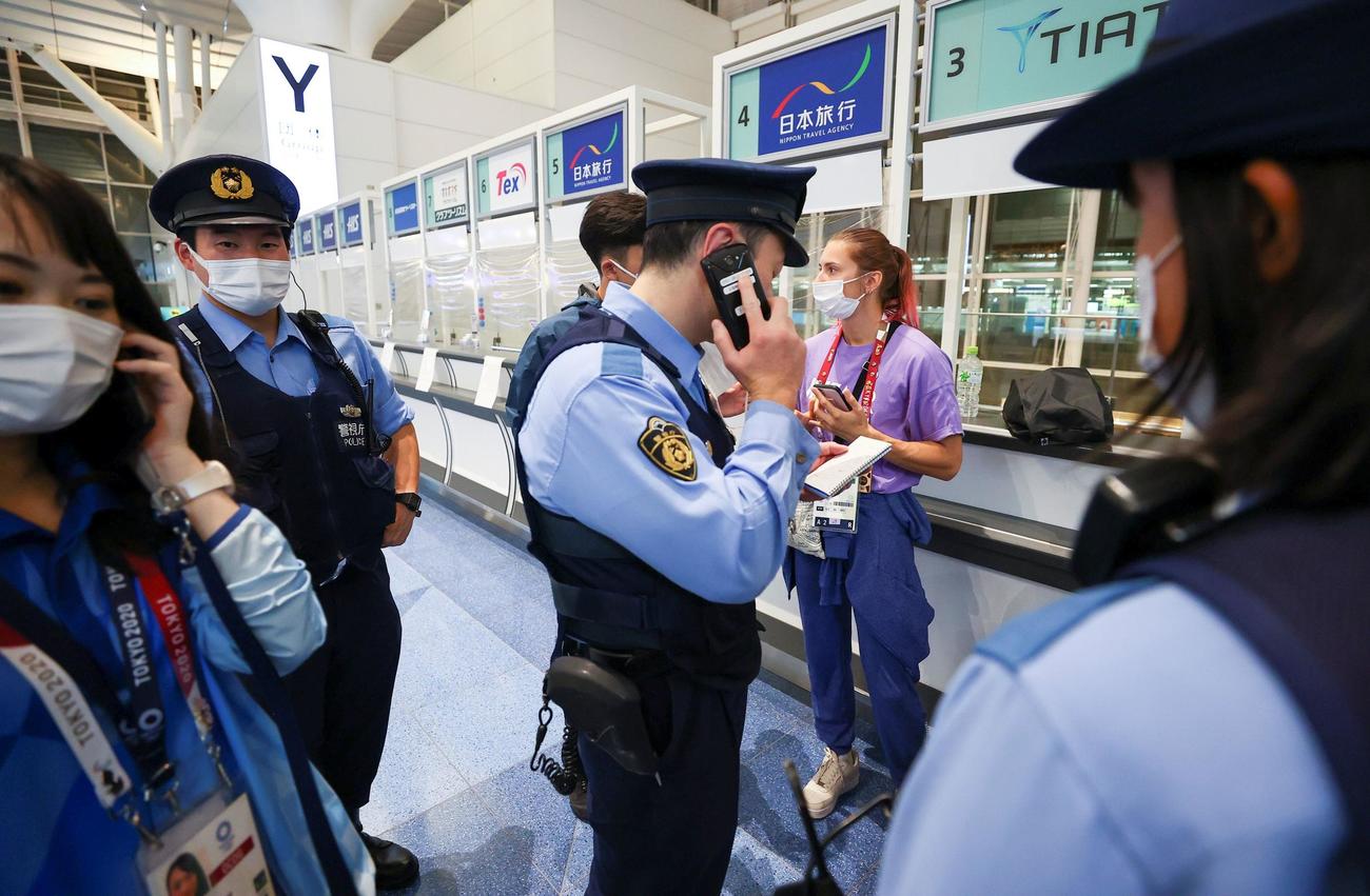 羽田空港で警察に保護されるベラルーシ代表クリスツィナ・ツィマノウスカヤ（ロイター）