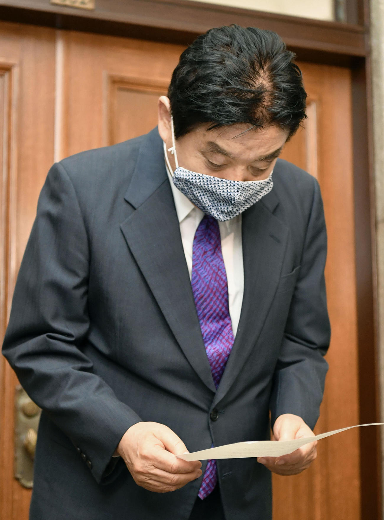 金メダルをかじったことについて陳謝する名古屋市の河村たかし市長（共同）