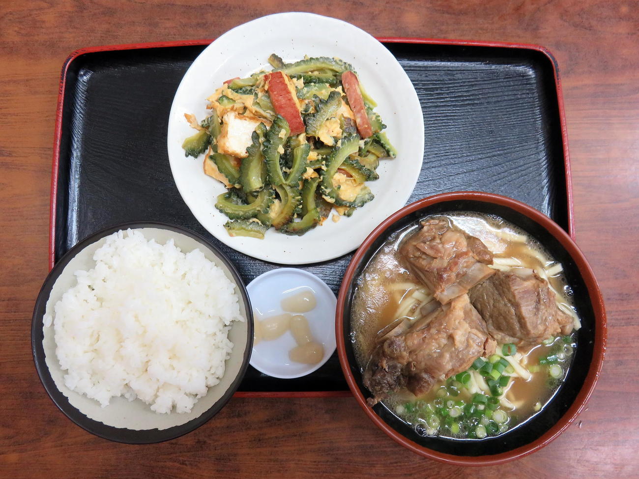 横浜市鶴見区の「沖縄タウン」にある沖縄料理店やーじ小の名物料理。ゴーヤチャンプル（上）やソーキそば（右）（撮影・鎌田直秀）