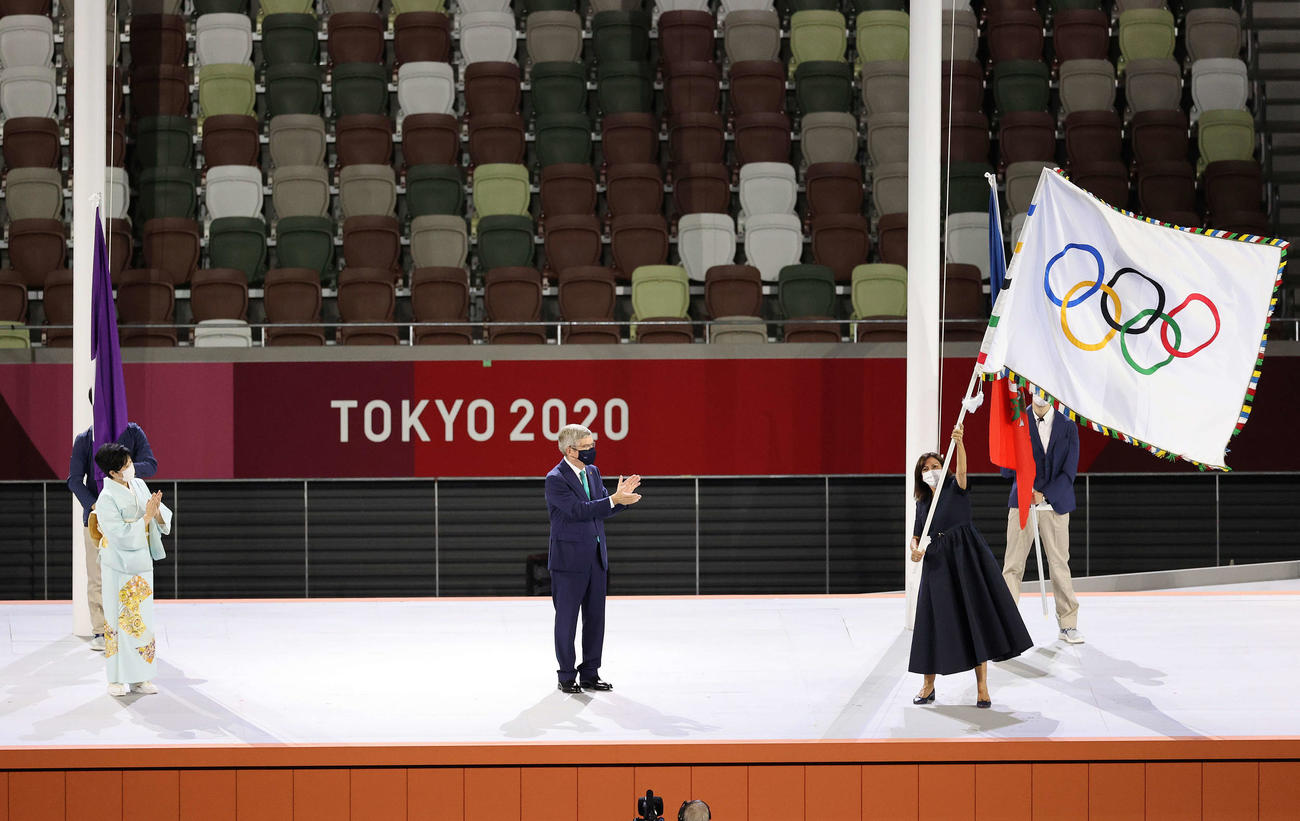五輪旗が小池東京都知事（左）、IOCバッハ会長（中央）からパリ市長へと引き継がれた（撮影・河野匠）