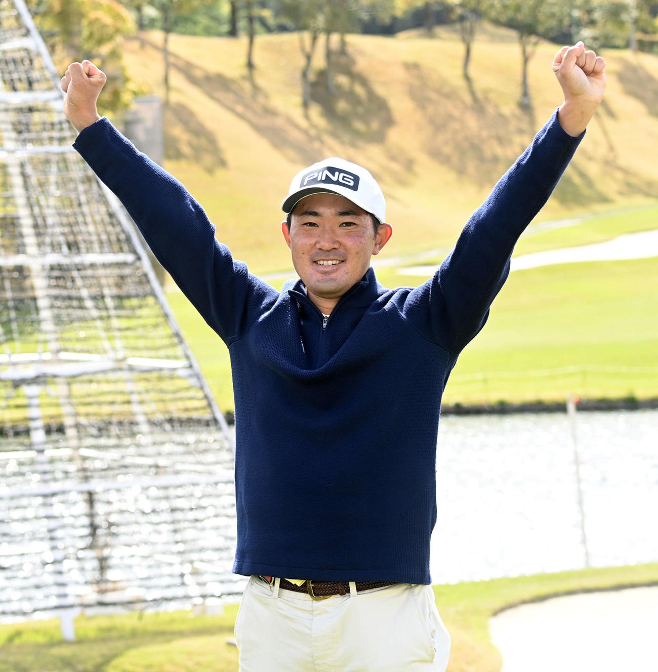18日、東建ホームメイト・カップで優勝し、バンザイする金谷