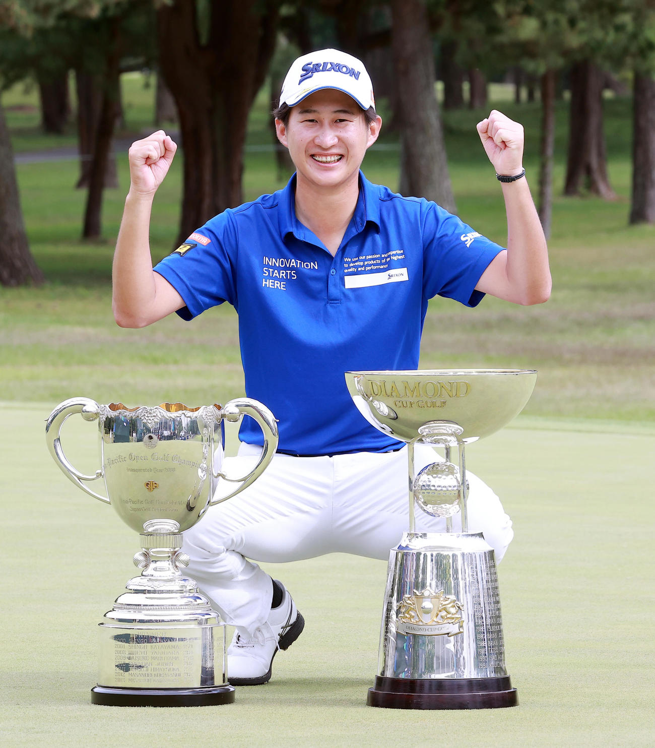 独走で優勝を決めた星野は、優勝カップを並べて笑顔でガッツポーズ（撮影・浅見桂子）