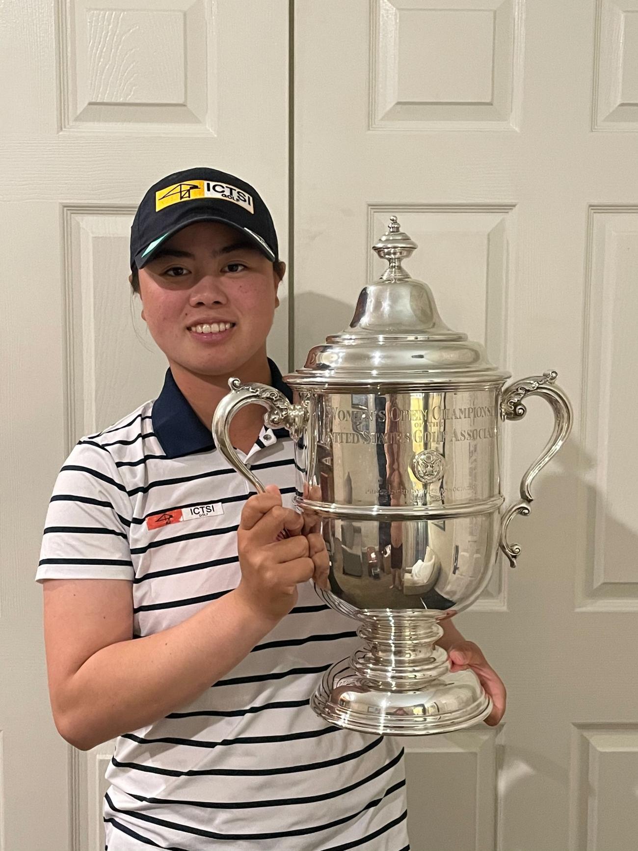 全米女子オープンのトロフィーを手に笑顔を見せる笹生優花（本人提供）
