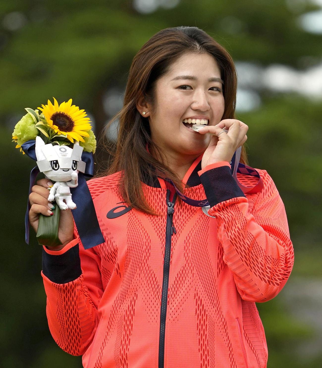 女子ゴルフで銀メダルを獲得し、かむしぐさをする稲見萌寧（共同）