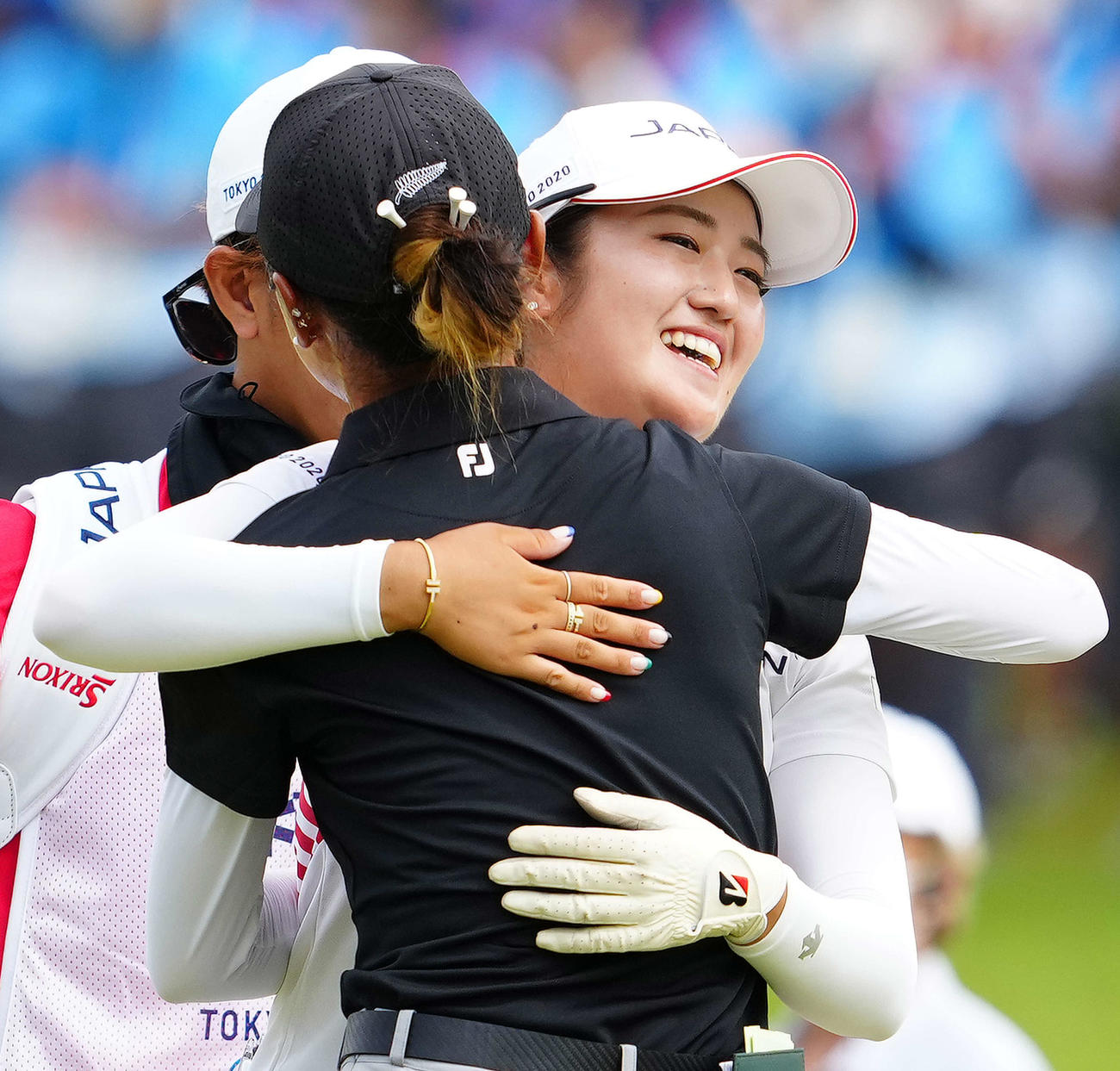 五輪シンボル色が入った稲見の右手のネイル（撮影・江口和貴）