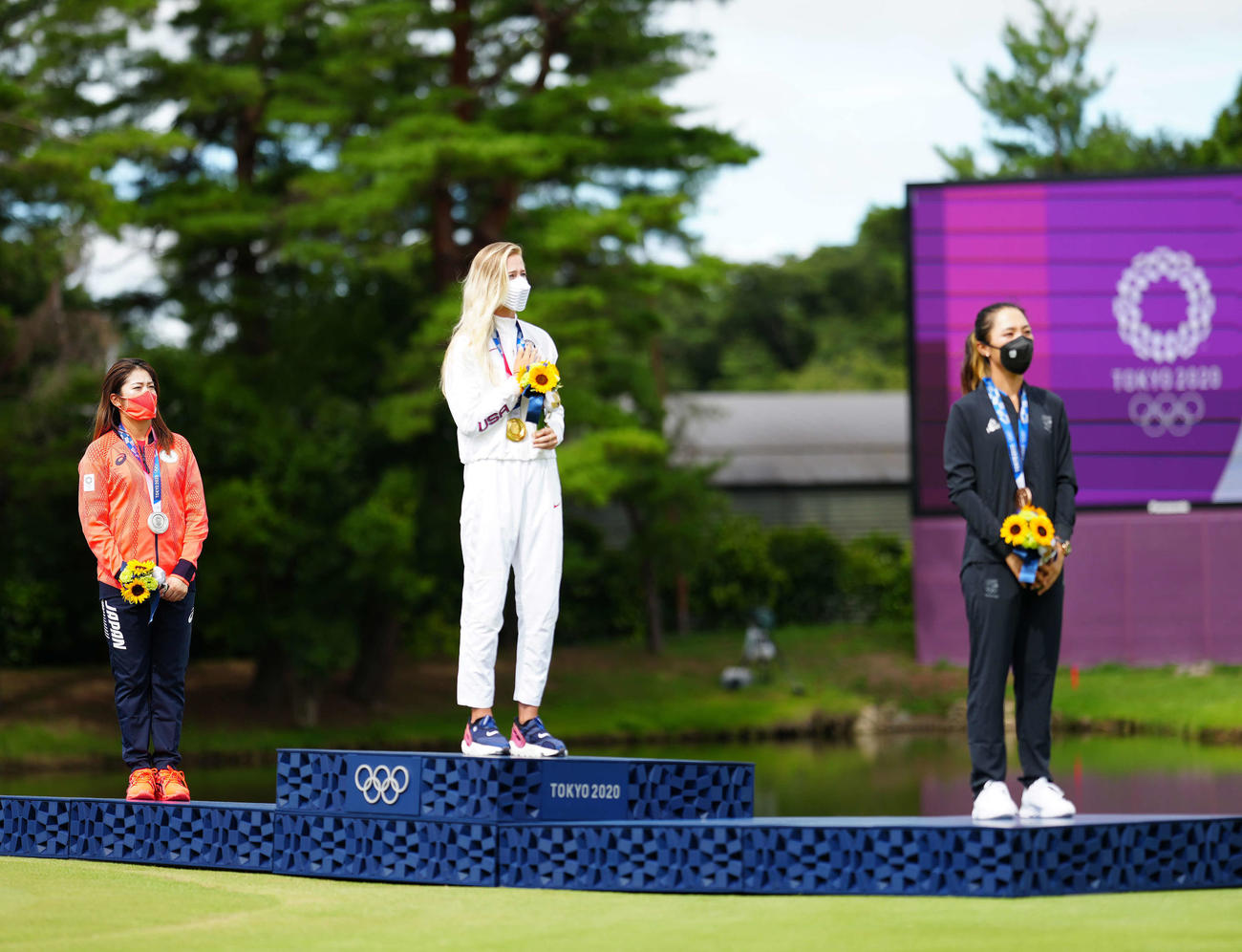 表彰台に上がる2位の稲見（左）。中央は優勝のコルダ、右は3位のコ（撮影・江口和貴）