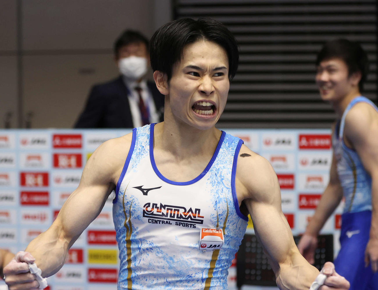 男子個人総合決勝、6種目目の鉄棒を終えガッツポーズを見せる萱（撮影・河野匠）