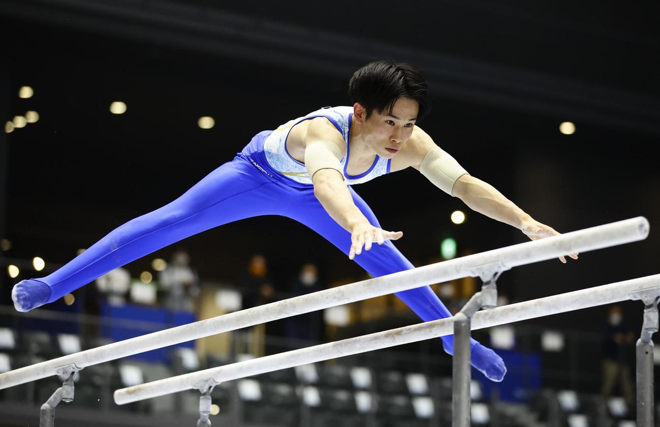 平行棒の演技をする萱和磨（代表撮影）