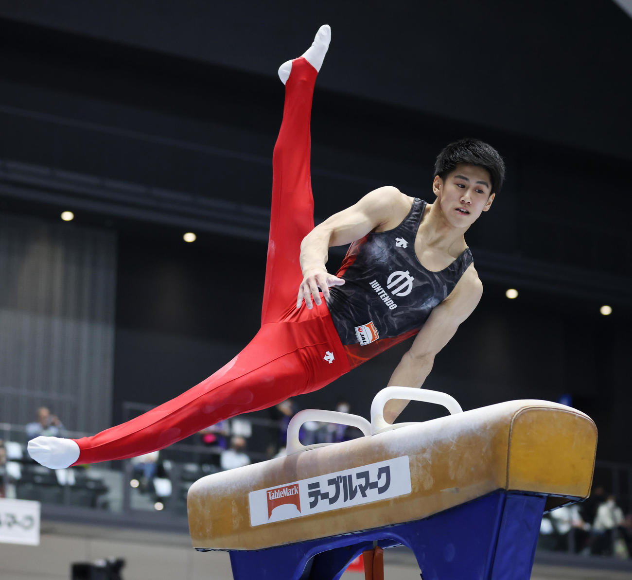 男子決勝であん馬の演技に臨む橋本(代表撮影)