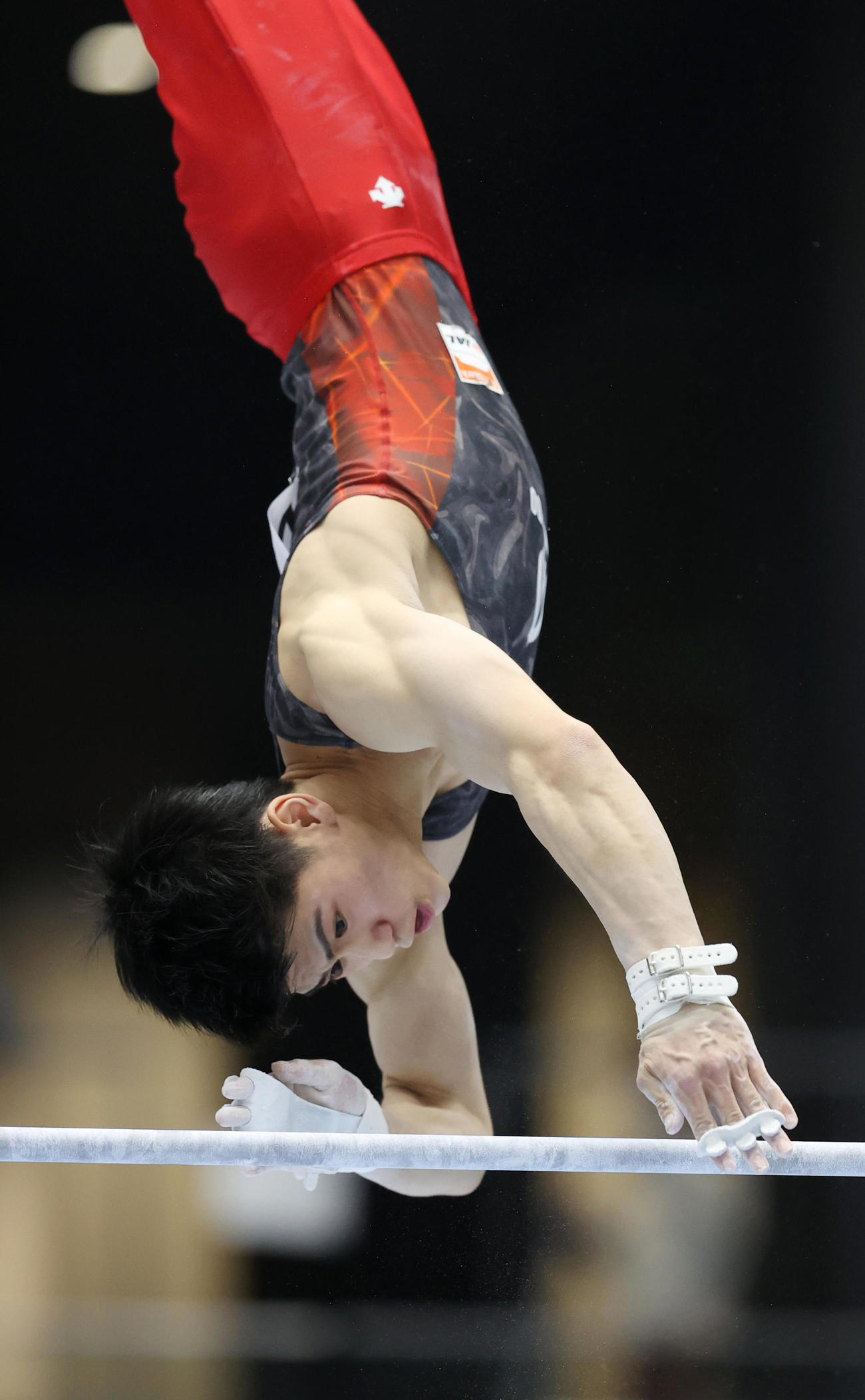 男子決勝で鉄棒の演技に臨む橋本(代表撮影)