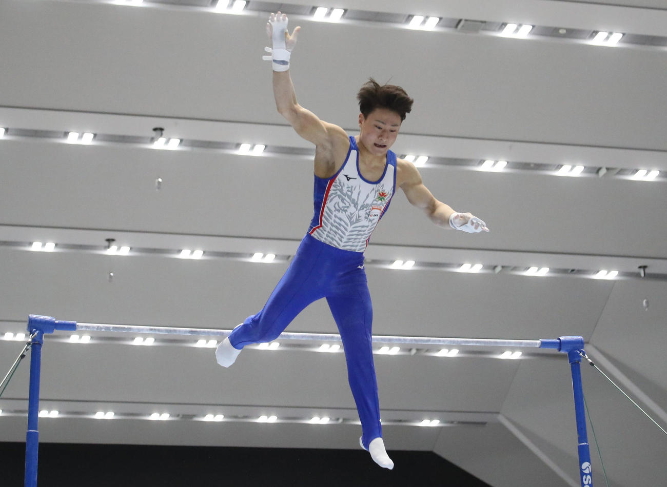体操全日本個人総合選手権の男子決勝、鉄棒の演技で落下する北園（代表撮影）