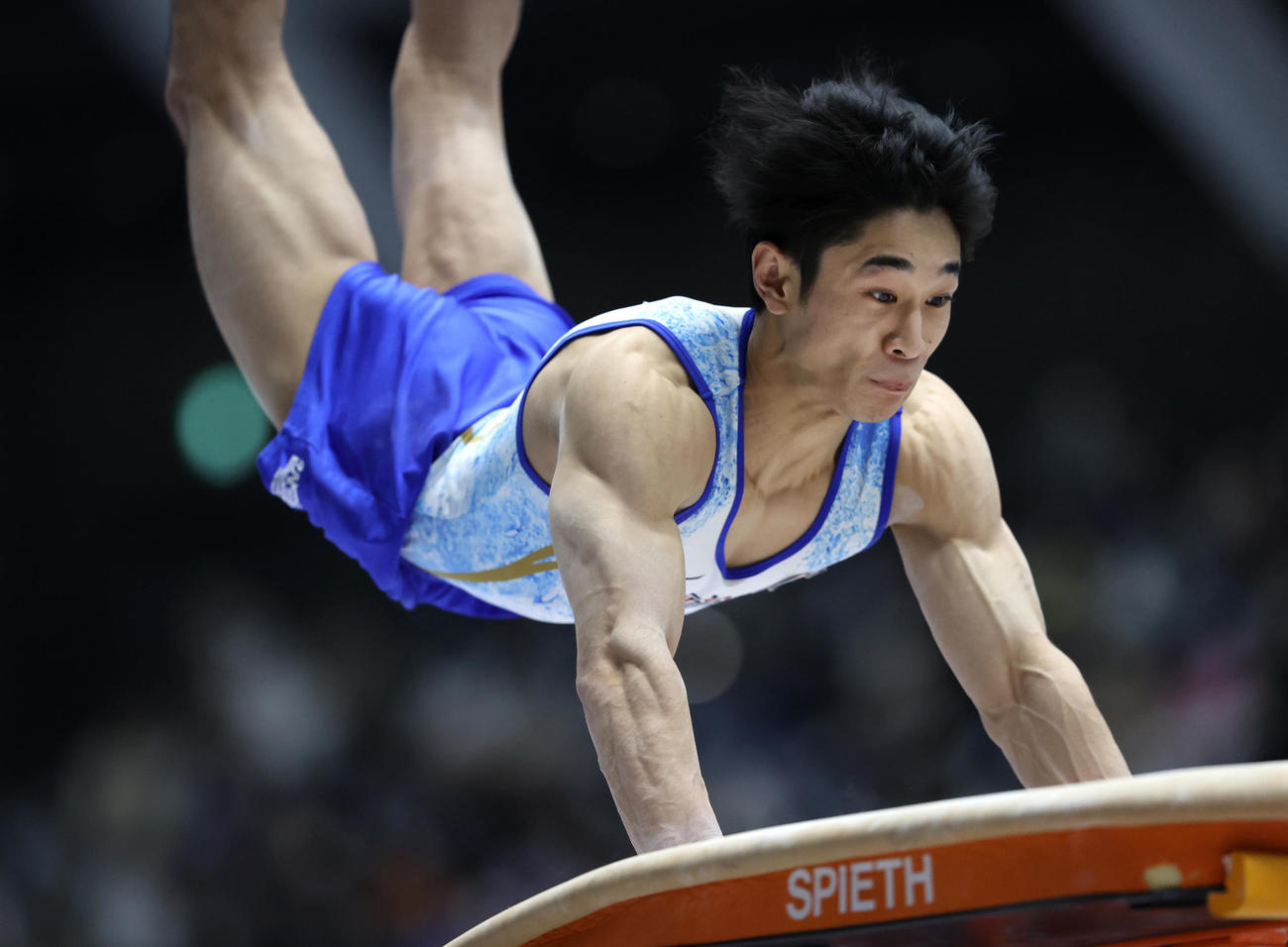 男子決勝で跳馬の演技に臨む谷川航(代表撮影)