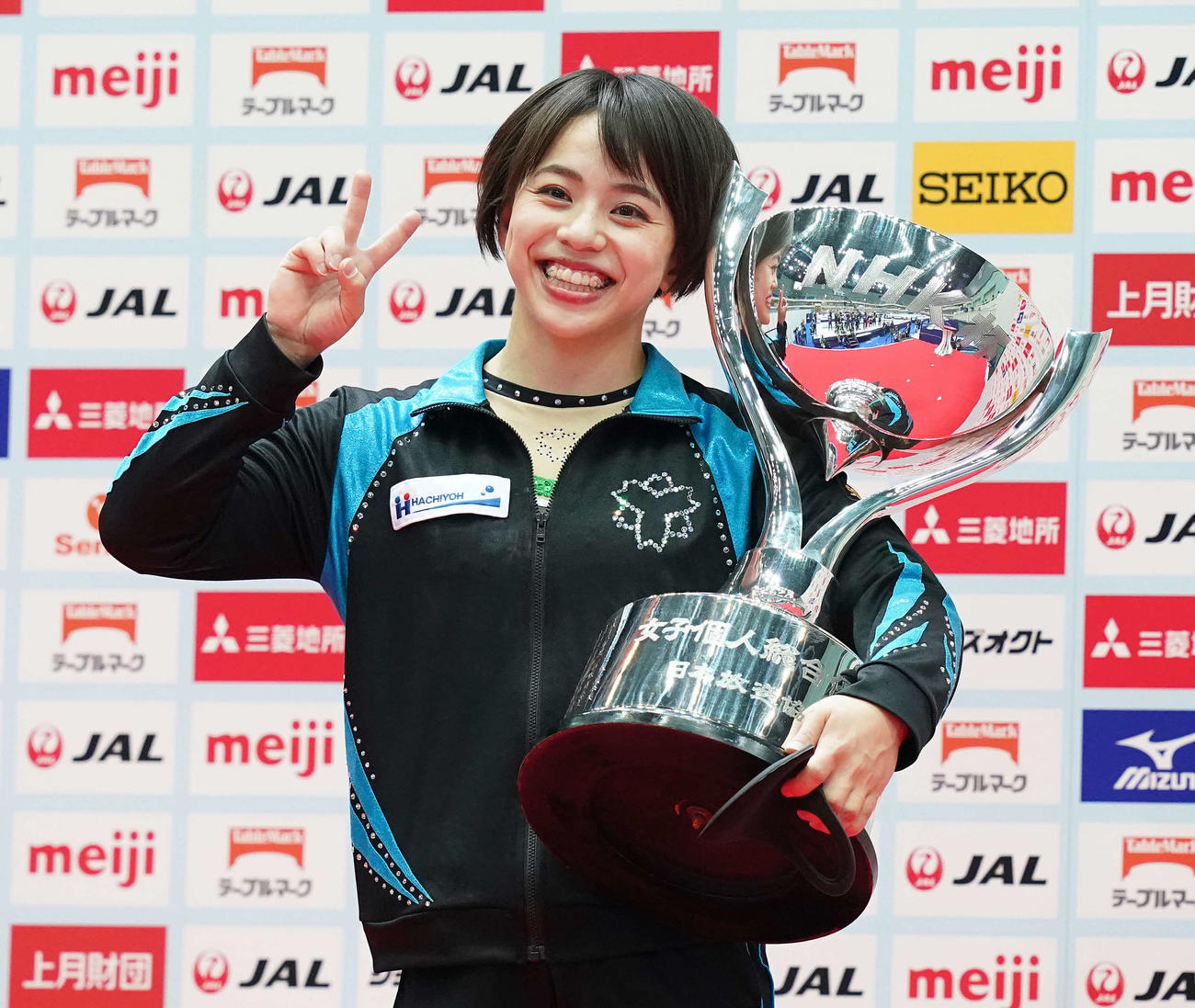 女子個人総合で優勝しピースする村上（撮影・鈴木みどり）