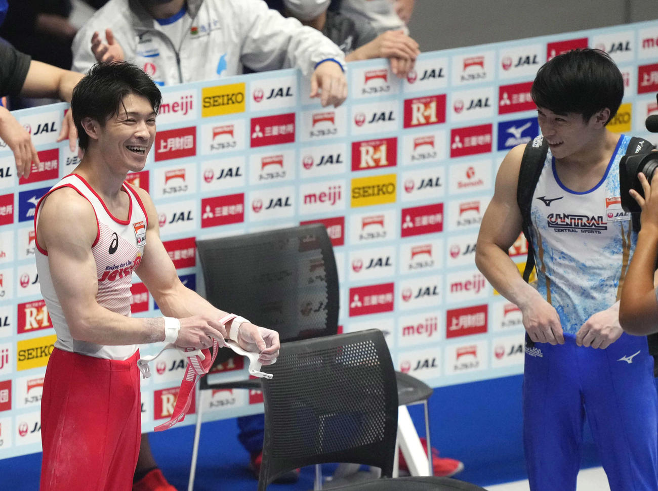鉄棒の予選を終え谷川航（右）に笑顔を見せる内村（撮影・河野匠）