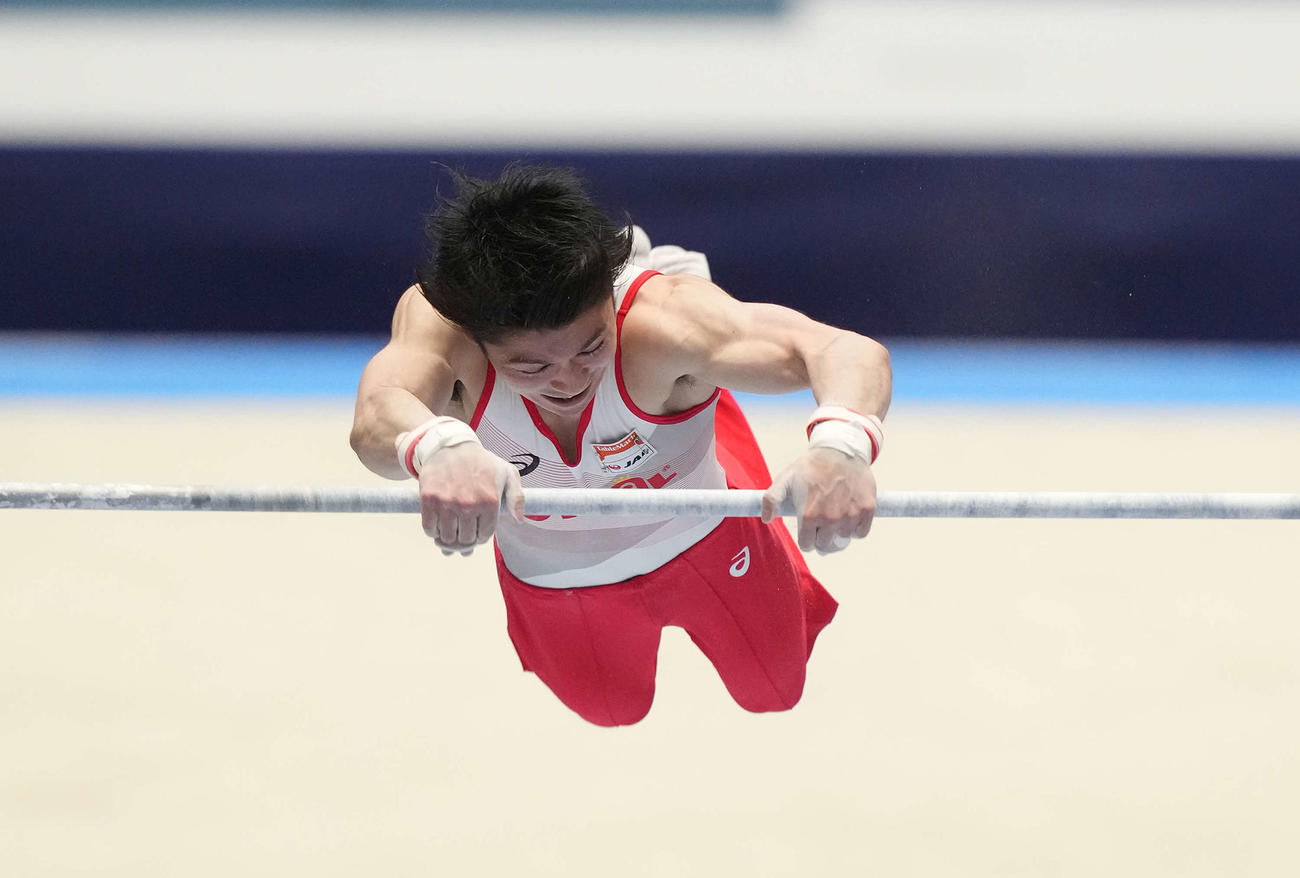 鉄棒の予選でブレトシュナイダーを決める内村（撮影・河野匠）