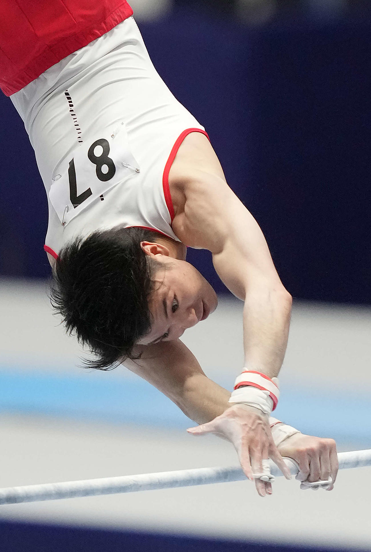 鉄棒の決勝で力強い演技を見せる内村（撮影・河野匠）