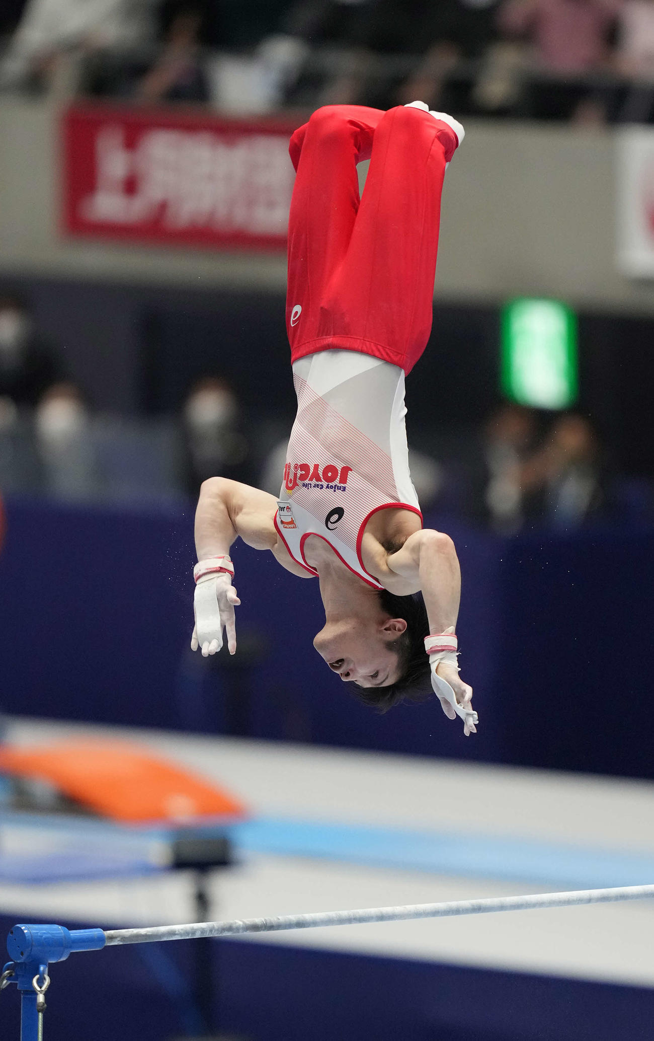 鉄棒の決勝でブレトシュナイダーを決める内村（撮影・河野匠）
