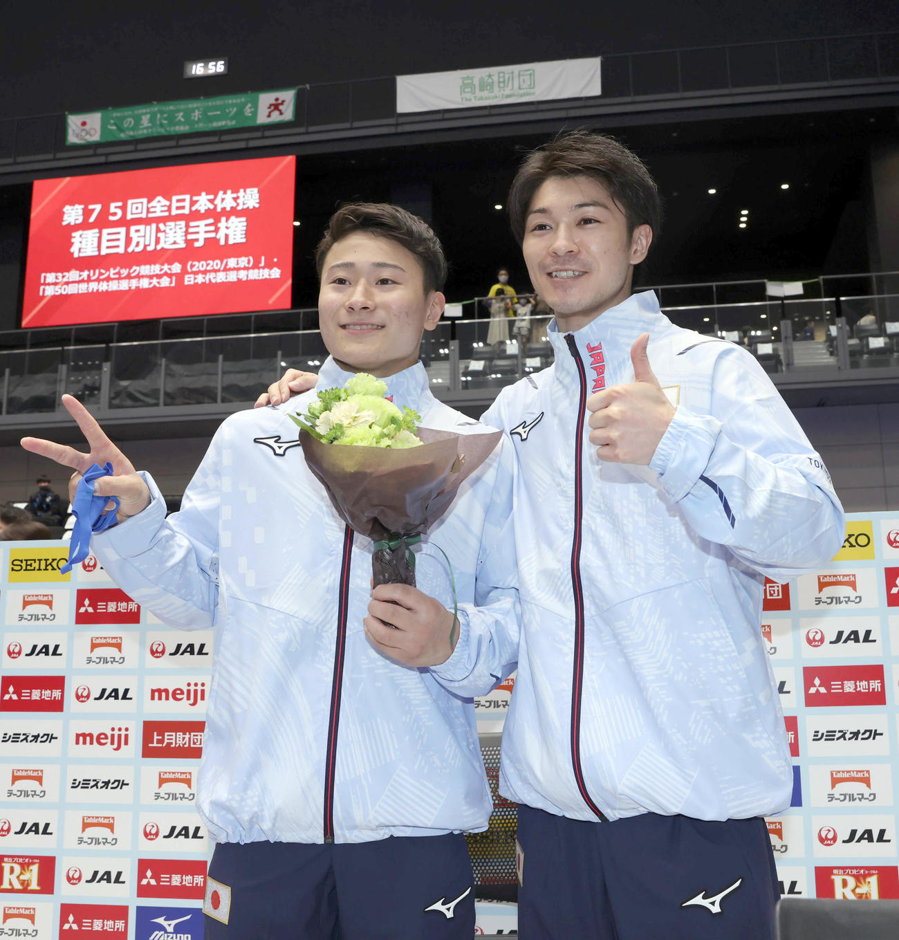 東京五輪代表に決まり、記念撮影する北園（左）と内村(代表撮影)