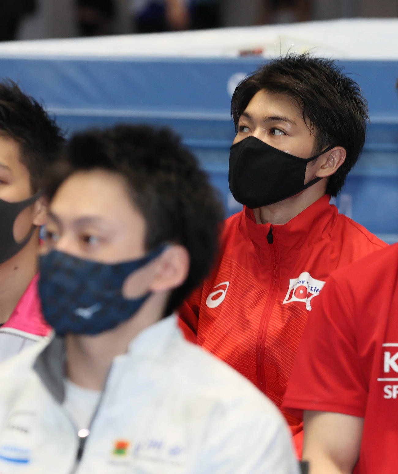 個人枠での東京五輪代表に内定した内村（右）。手前は代表を逃した米倉（代表撮影)