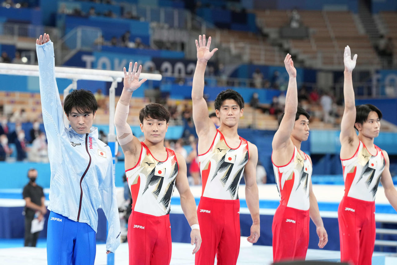 予選に臨む内村（左）ら（撮影・鈴木みどり）