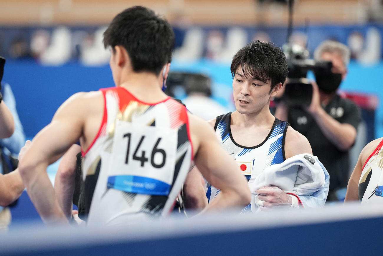 鉄棒の演技を終え浮かない表情の内村（右）（撮影・鈴木みどり）