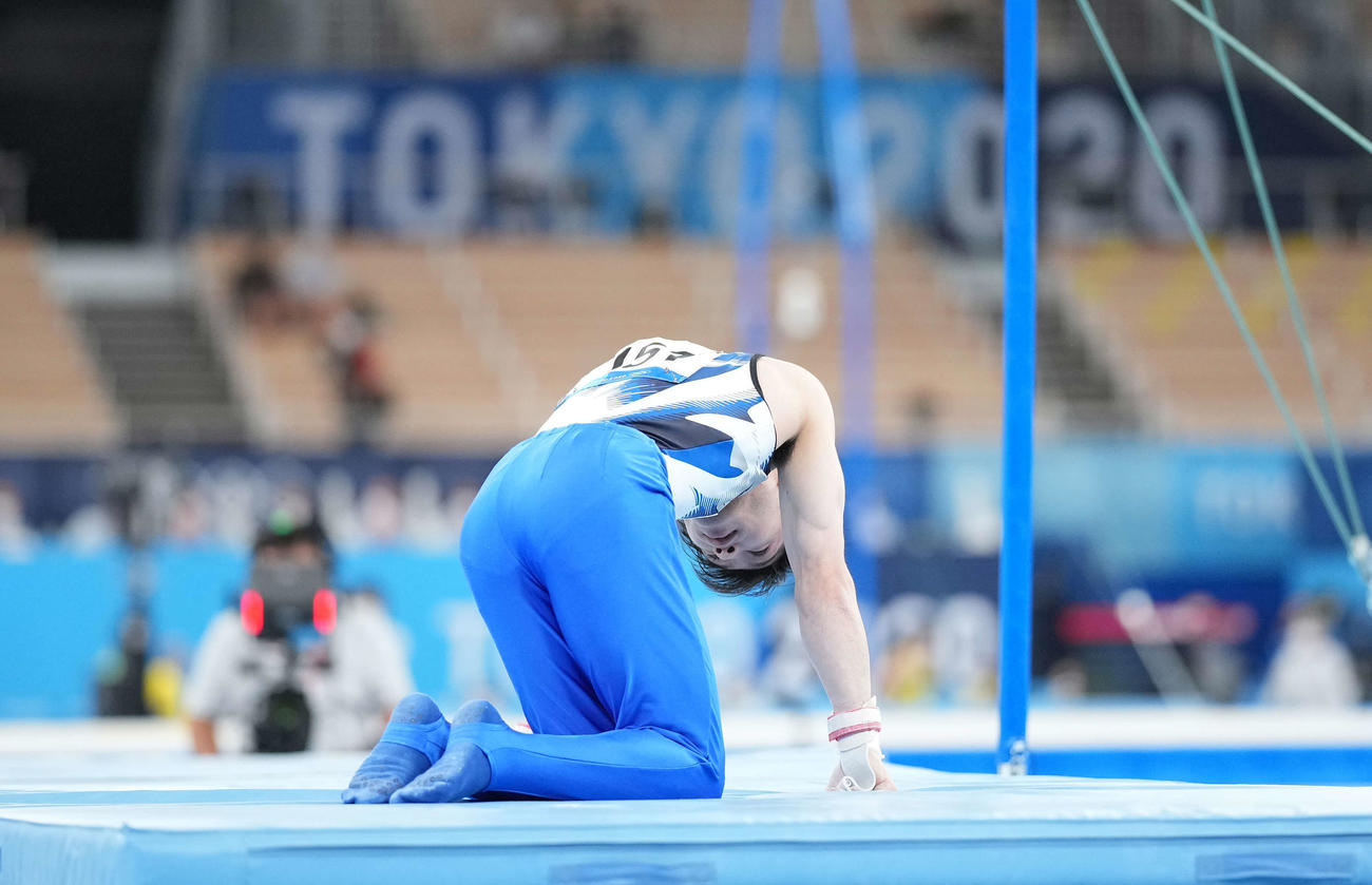 鉄棒の演技で落下し、うつむく内村（撮影・鈴木みどり）