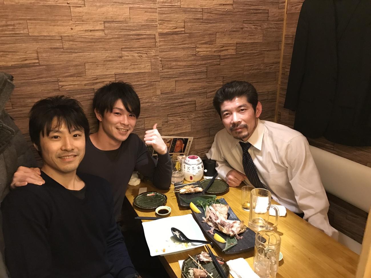 左から佐藤コーチ、内村、小林さん