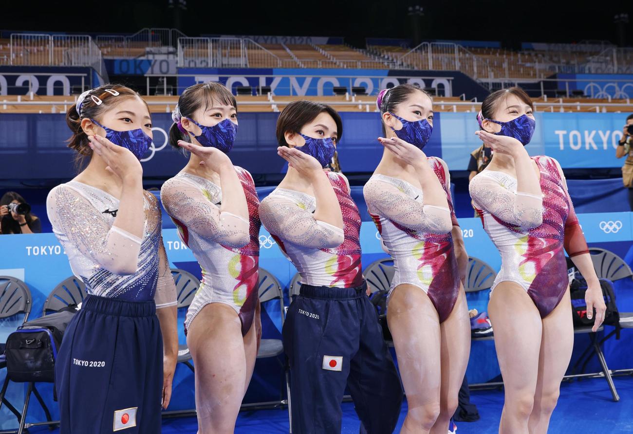 女子予選を終え記念撮影する（左から）芦川うらら、平岩優奈、村上茉愛、畠田瞳、杉原愛子（共同）