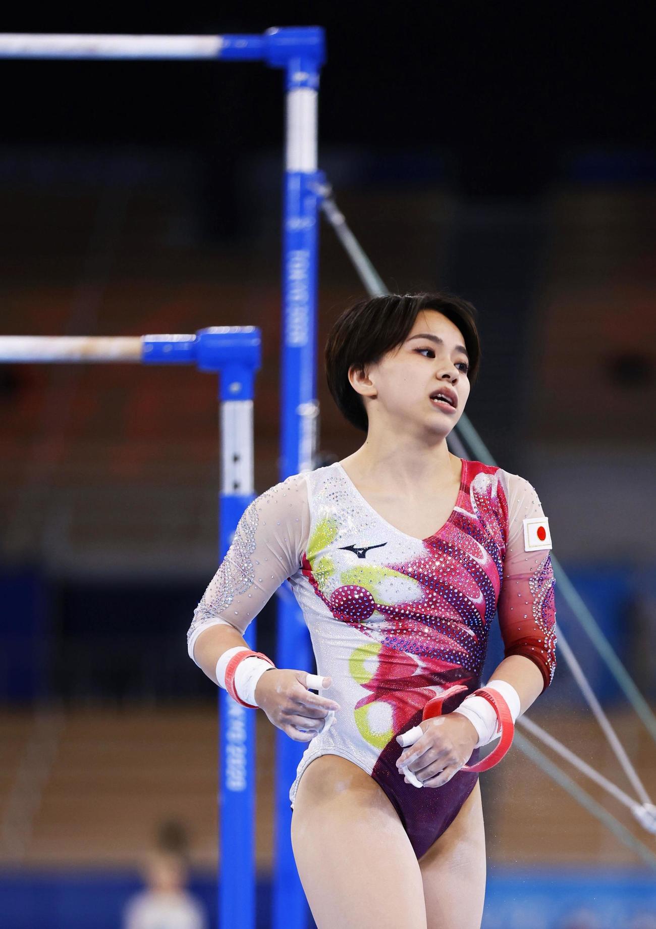 女子予選　段違い平行棒で落下し厳しい表情の村上茉愛（共同）