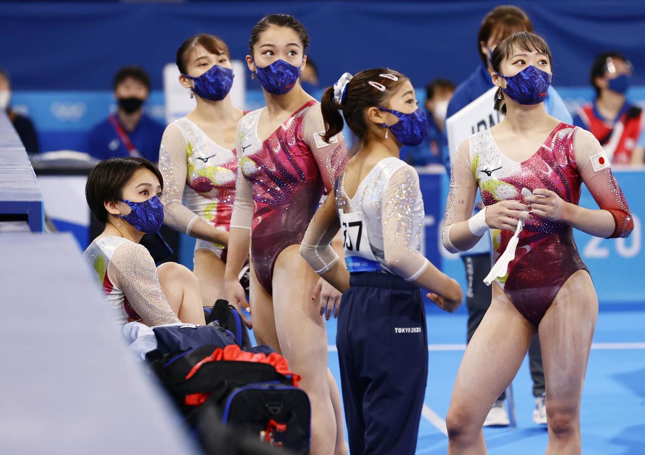 女子予選　すべての演技を終え電光掲示板で順位を確認する（左から）村上茉愛、杉原愛子、畠田瞳、芦川うらら、平岩優奈（共同）