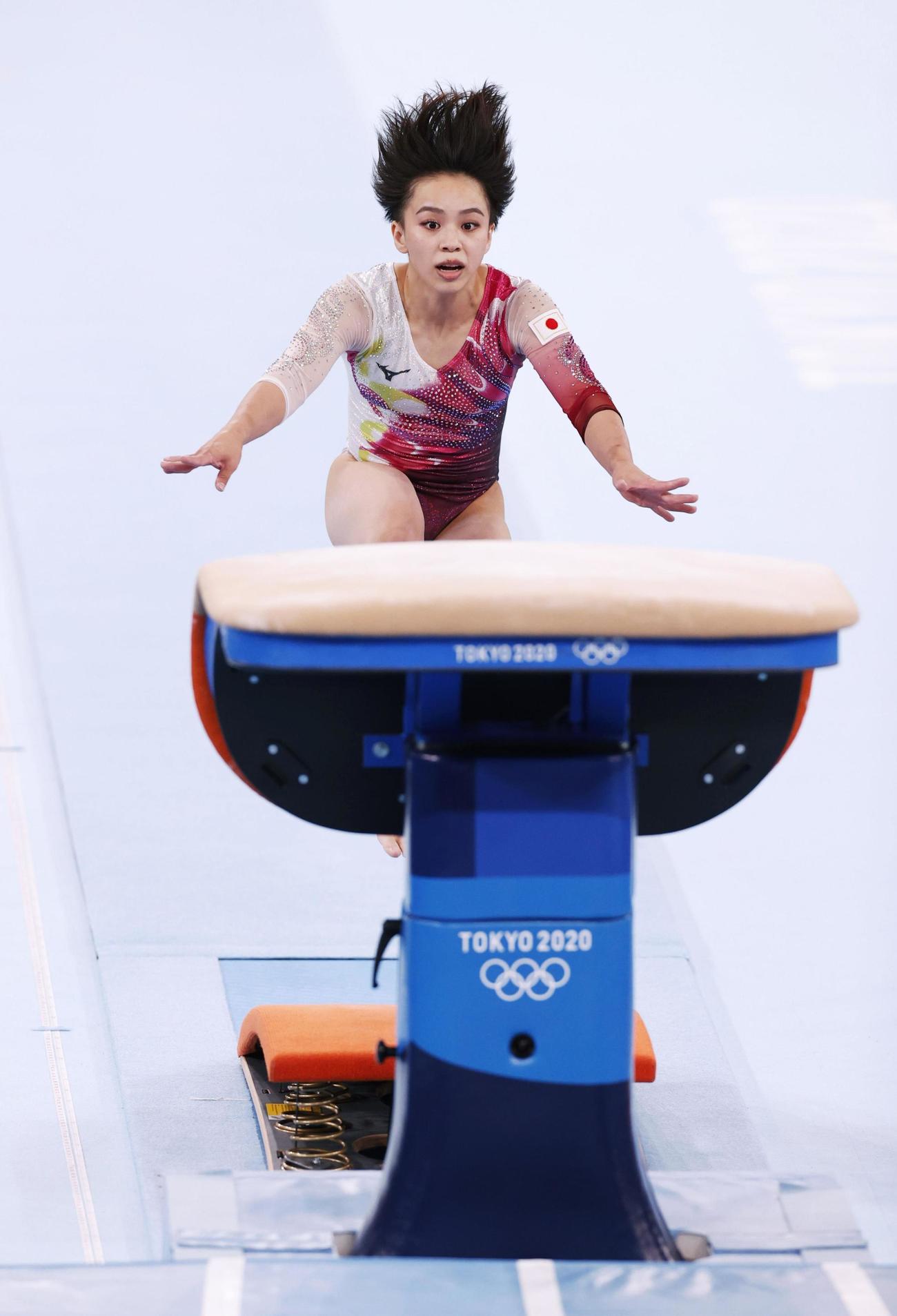 女子予選　村上茉愛の跳馬（共同）