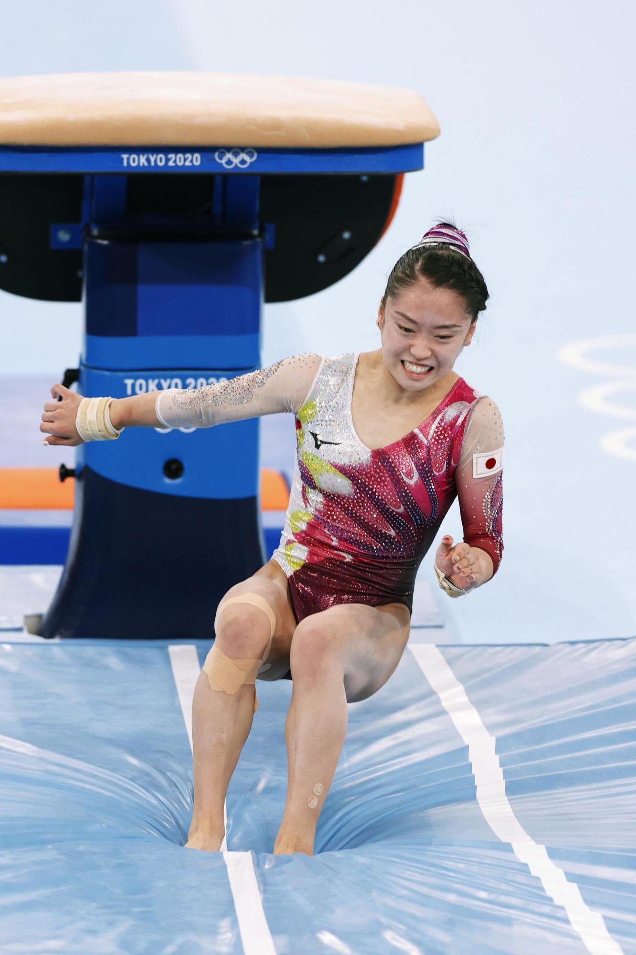 女子予選　跳馬で着地が乱れる畠田瞳（共同）