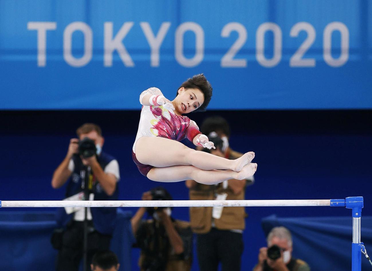 女子予選　村上茉愛の段違い平行棒（共同）