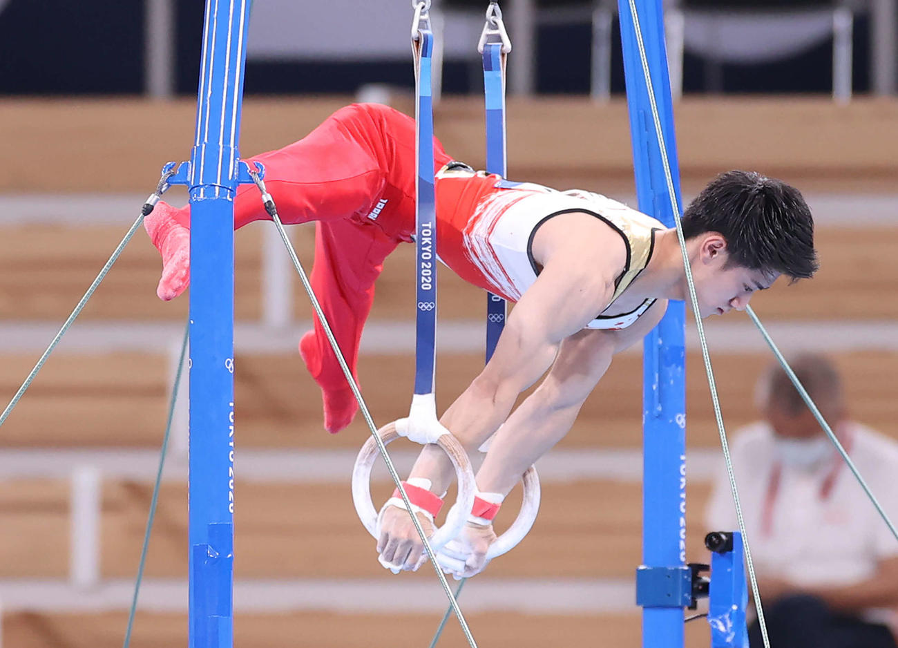 男子団体決勝、つり輪の演技を披露する橋本（撮影・河野匠）