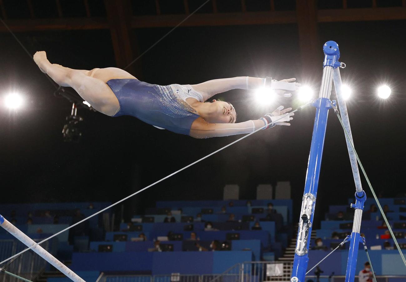 女子団体総合決勝　畠田瞳の段違い平行棒（共同）