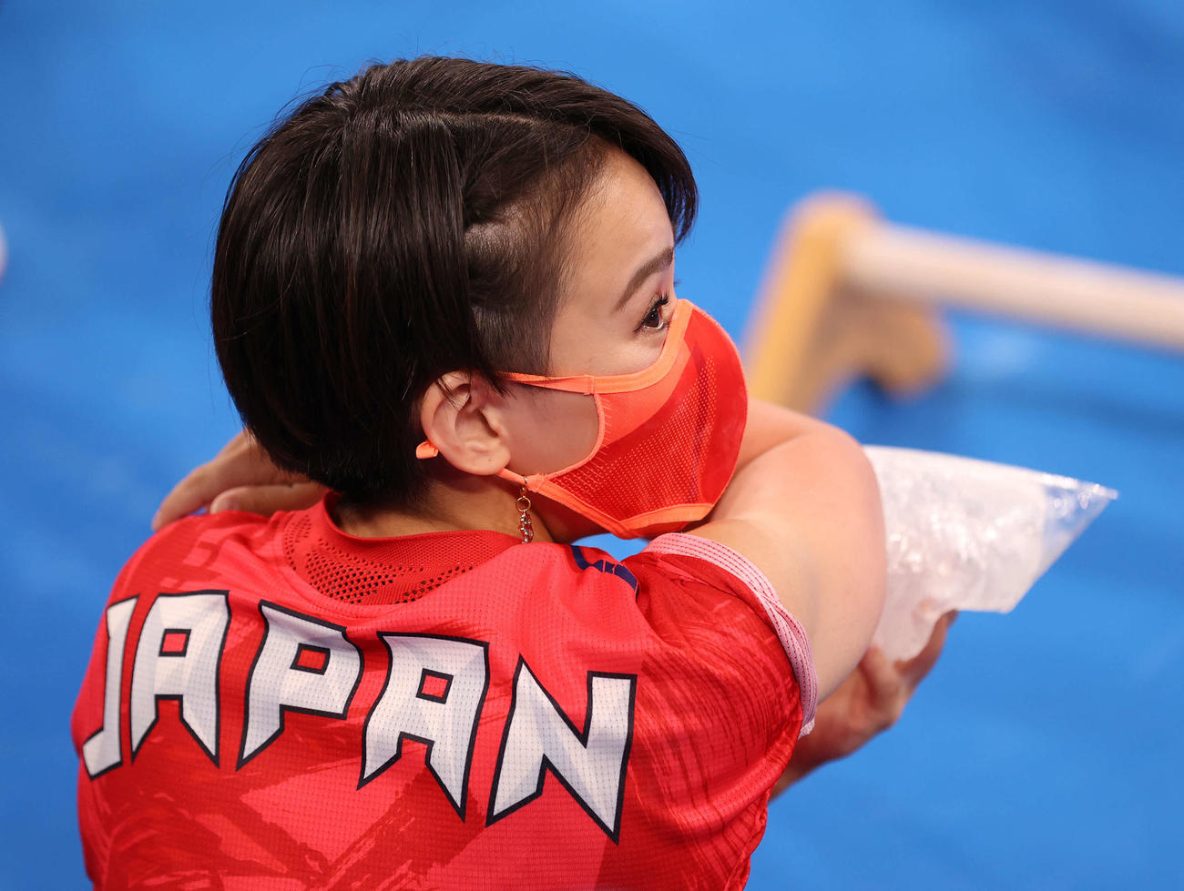 体操女子個人総合決勝、演技を終え、右腕をアイシングする村上（撮影・河野匠）