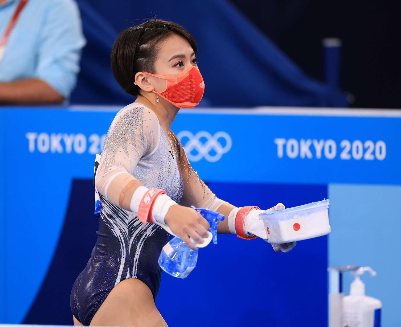 体操女子個人総合決勝、最後の種目、段違い平行棒に小躍りをしながら向かう村上（撮影・河野匠）