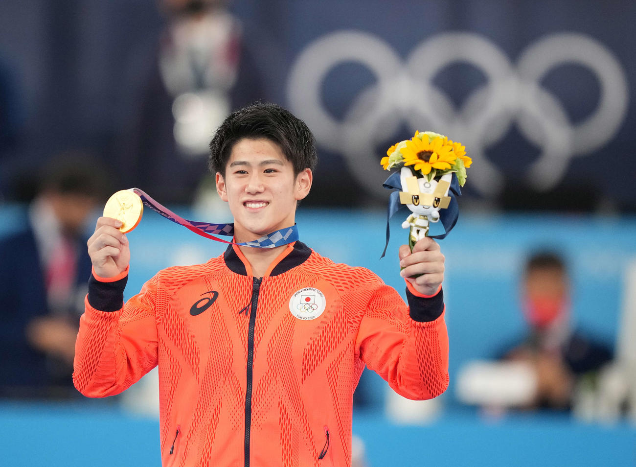 体操男子個人総合　表彰台で金メダルを手に笑顔の橋本（2021年7月28日撮影）