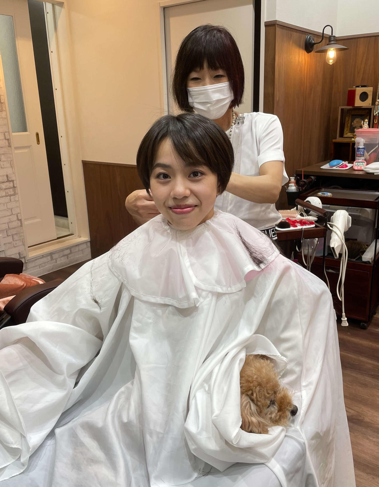 母英子さんに五輪へ向けて髪をカットしてもらう村上