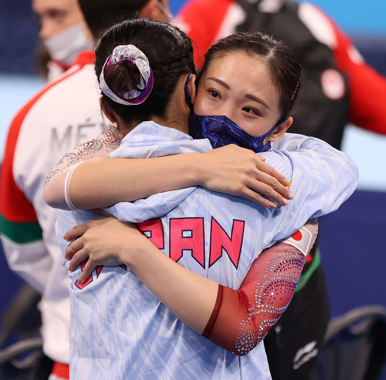 トランポリン女子予選、予選敗退となり、目に涙を浮かべながら宇山（手前）と抱き合う森（撮影・河野匠）
