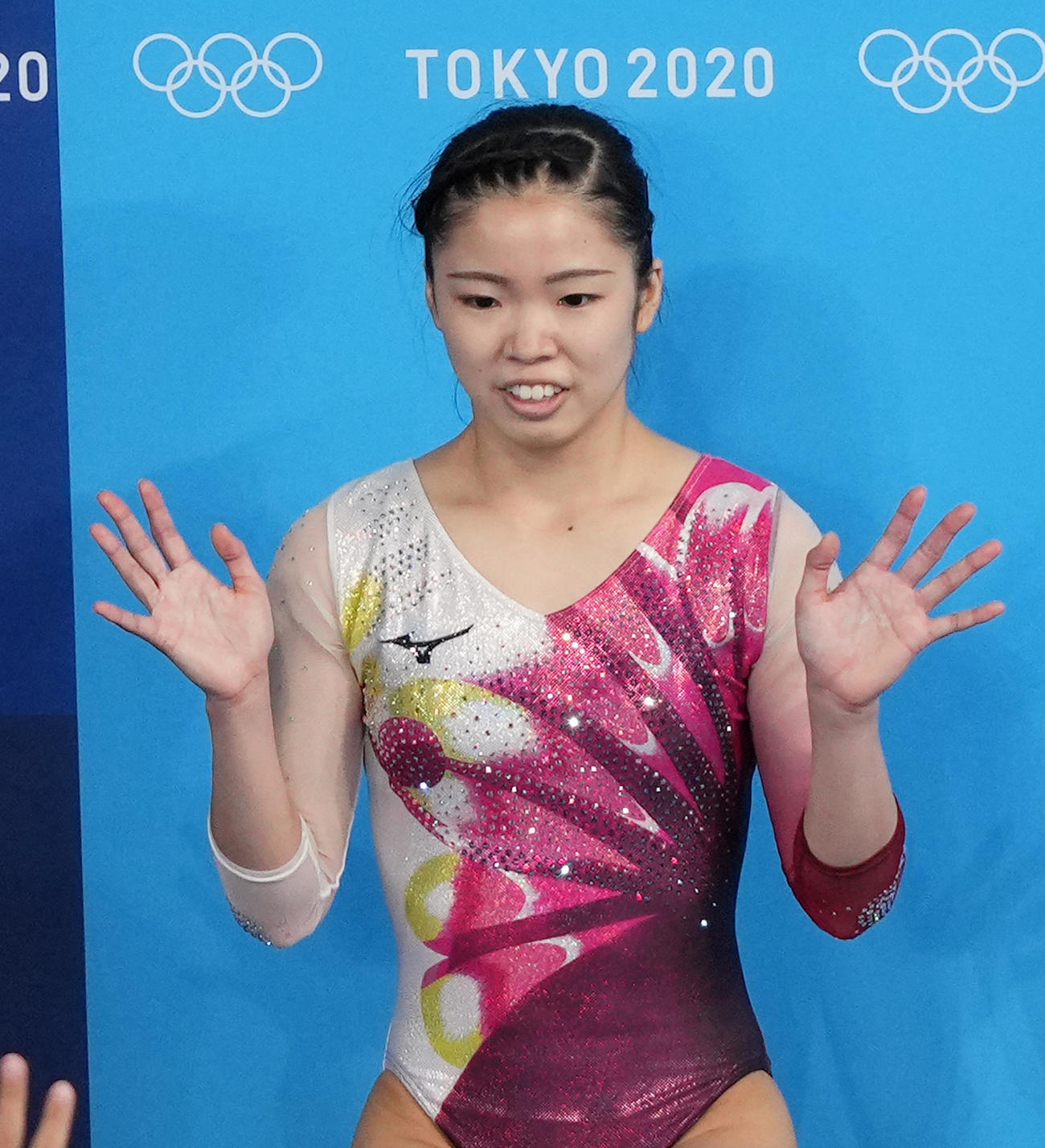 トランポリン女子決勝を終え、カメラに向かって手を振る宇山