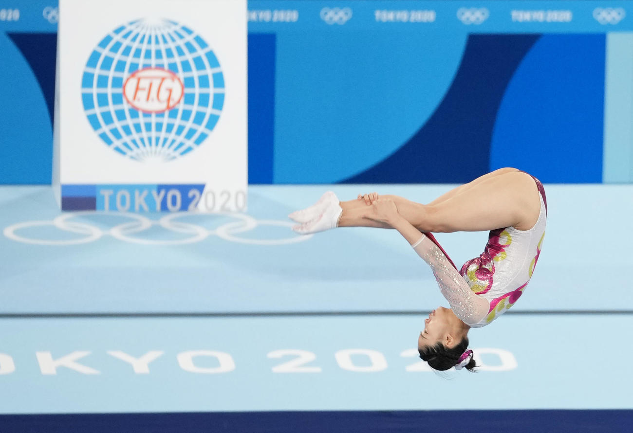トランポリン女子決勝で演技をする宇山