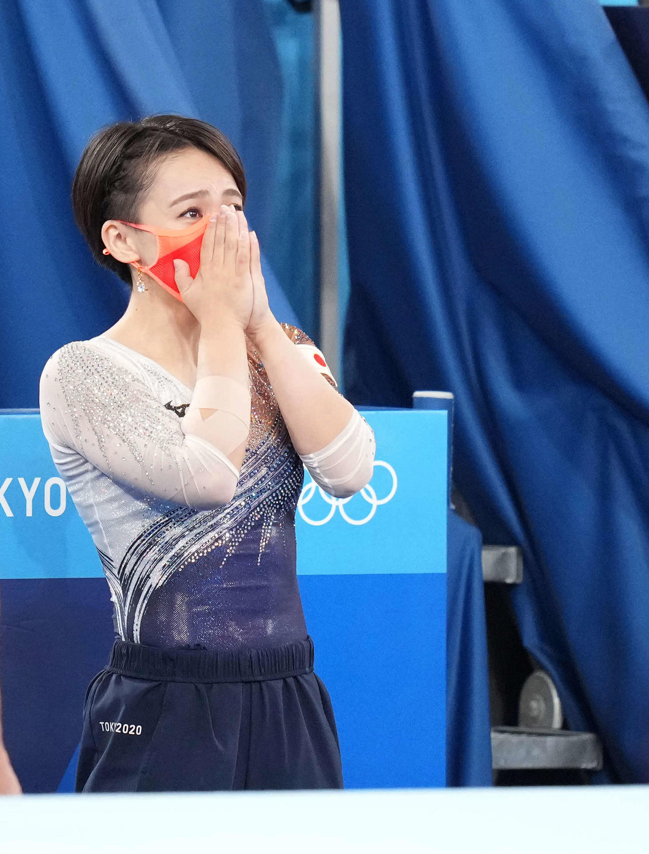 体操女子種目別床運動決勝　最終順位を確認し、銅メダルの村上は手で顔を押さえる（撮影・鈴木みどり）