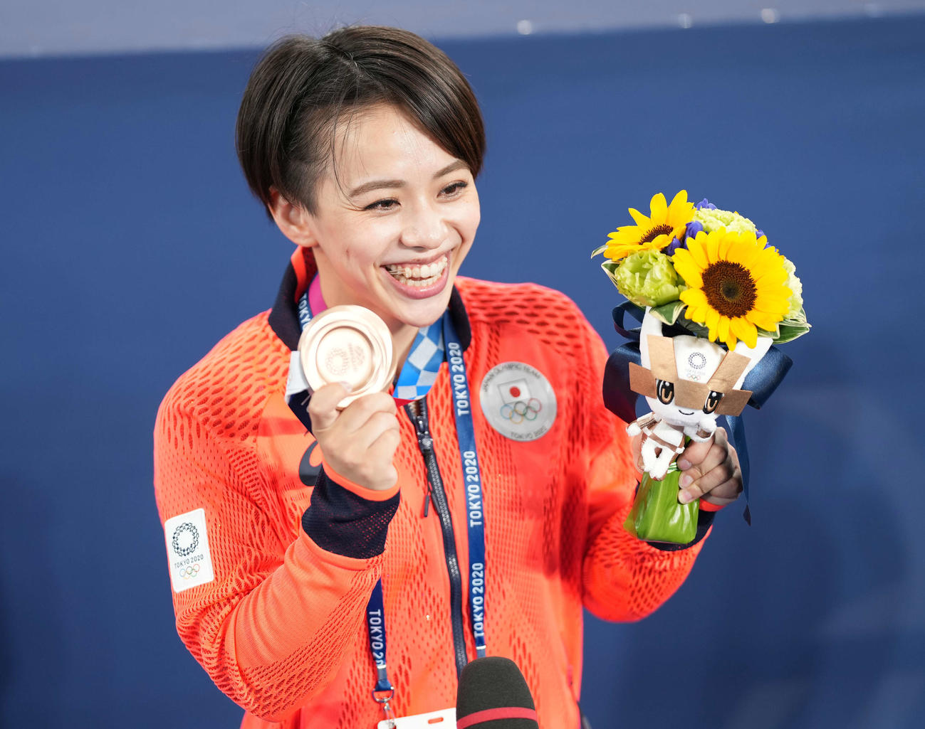 体操女子種目別床運動決勝　インタビューで銅メダルを手に笑顔の村上（撮影・鈴木みどり）