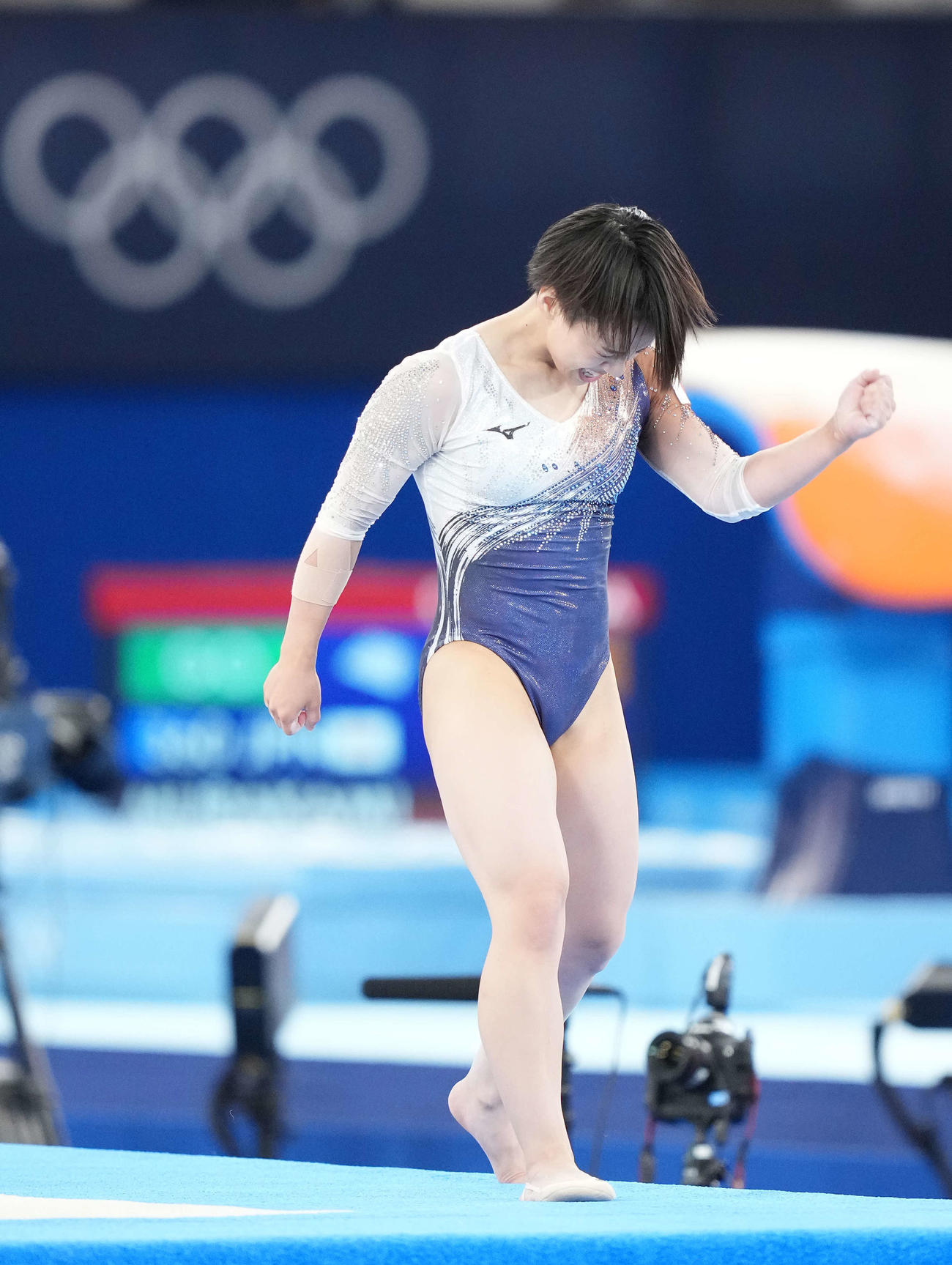 体操女子種目別床運動決勝　演技を終えてガッツポーズする村上（撮影・鈴木みどり）