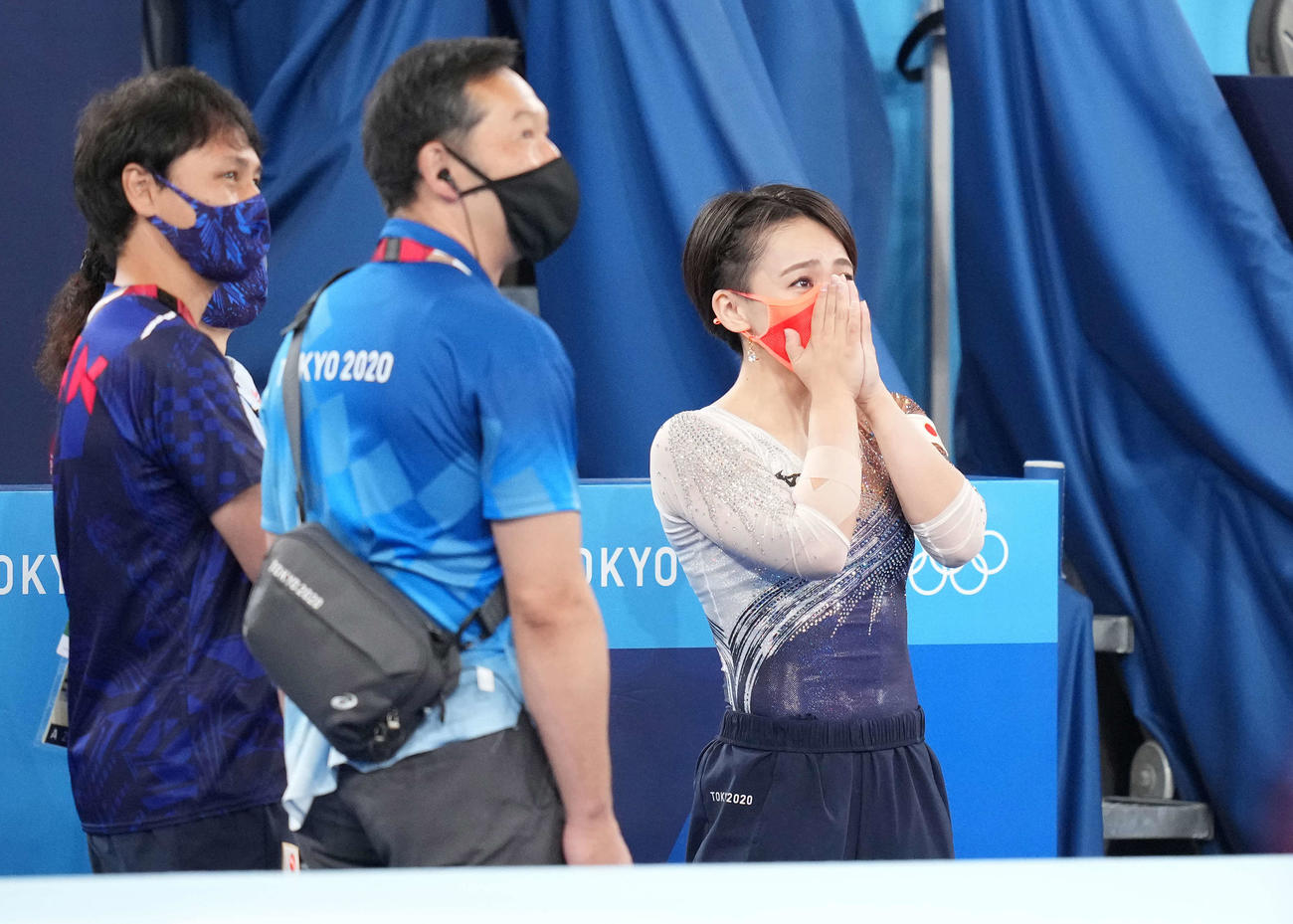 体操女子種目別床運動決勝　最終順位を確認し、銅メダルの村上は手で顔を押さえる（撮影・鈴木みどり）