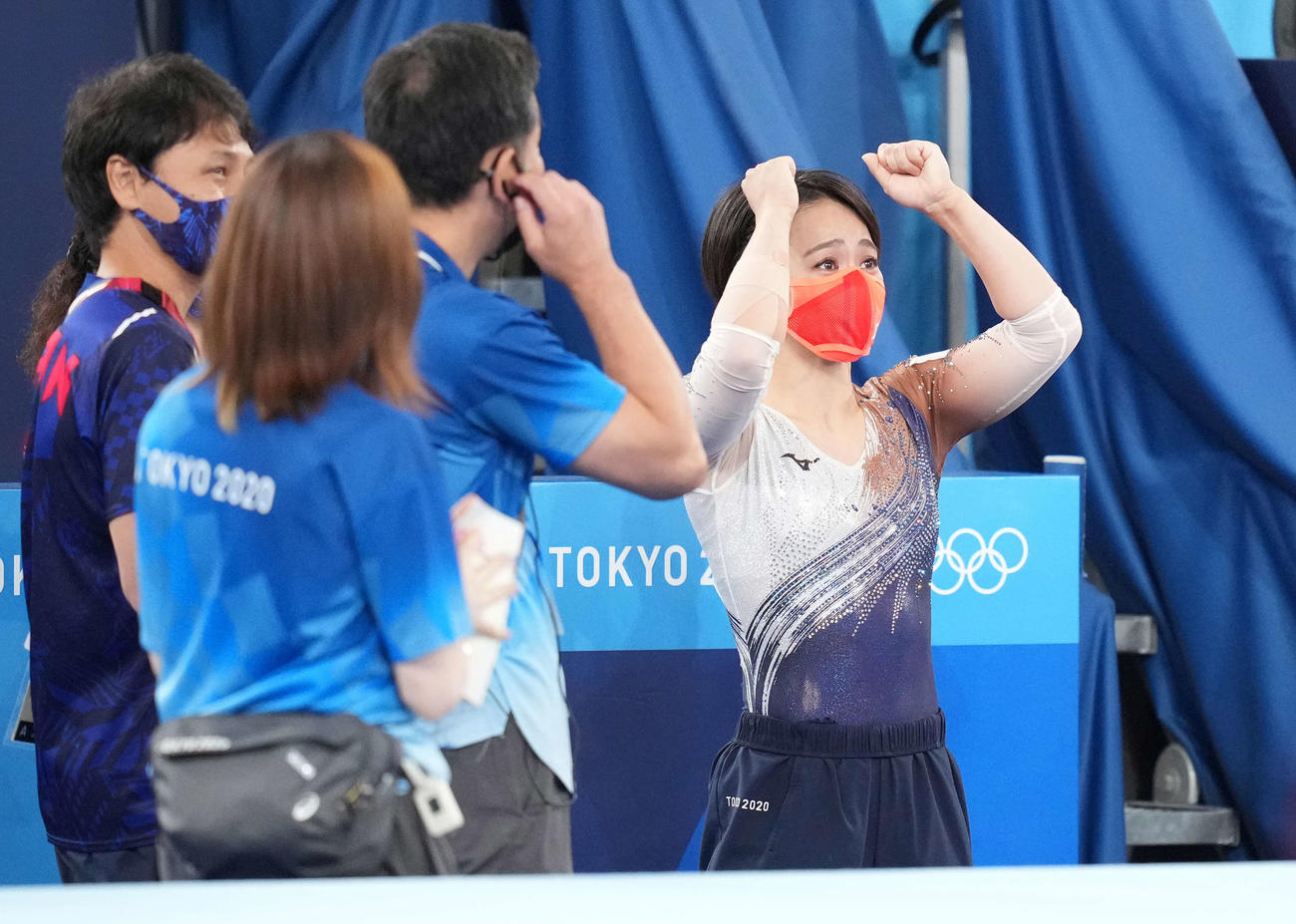 体操女子種目別床運動決勝　最終順位を確認し、銅メダルの村上はガッツポーズ（撮影・鈴木みどり）