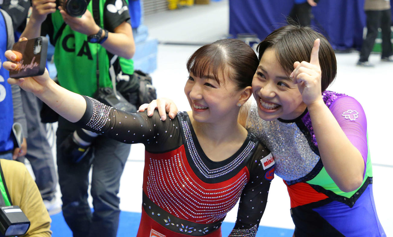 体操全日本個人総合選手権の女子決勝で、自撮りする村上（右）と寺本（2021年4月17日撮影）