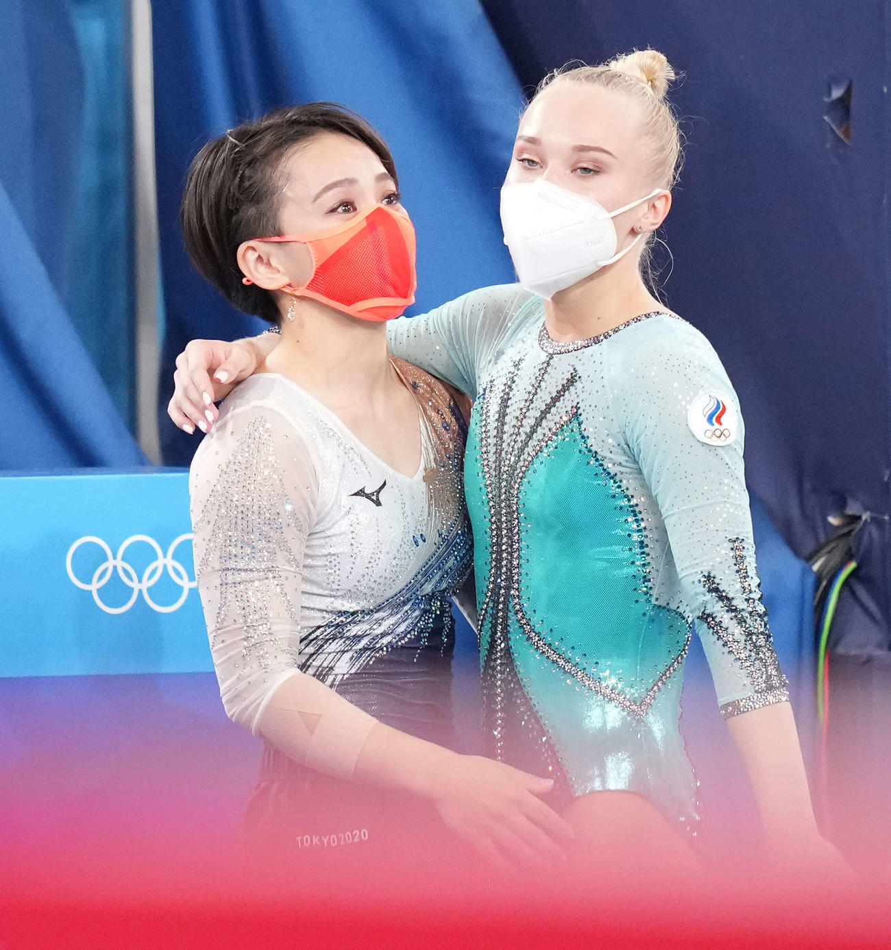 体操女子種目別床運動決勝　同じく銅メダルのメルニコワ（右）と健闘をたたえ合う村上（撮影・鈴木みどり）